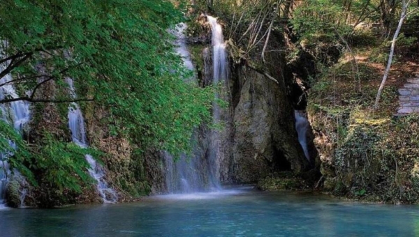 Αποδράσεις από τη Θεσσαλονίκη: Πού βρίσκεται η κρυφή γαλάζια λίμνη της Ελλάδας