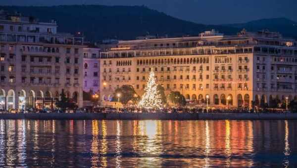 Χριστούγεννα στη Θεσσαλονίκη: Μια πόλη που λάμπει στο φως του Θερμαϊκού